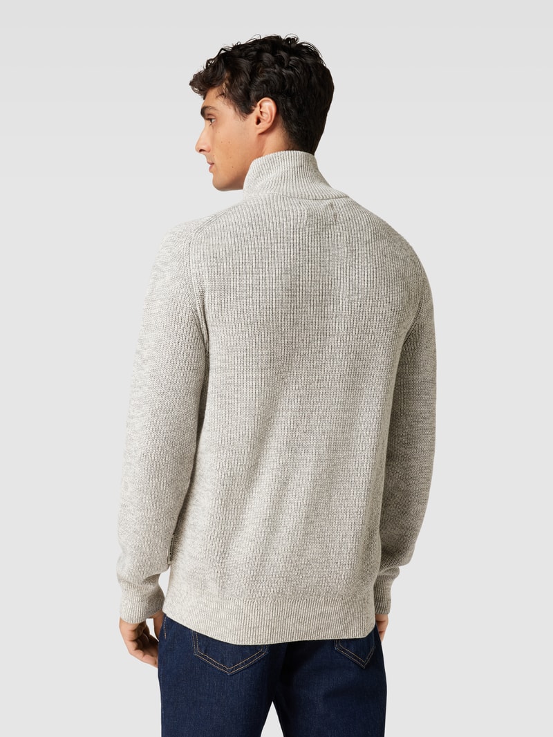 Strickjacke mit Stehkragen in sand