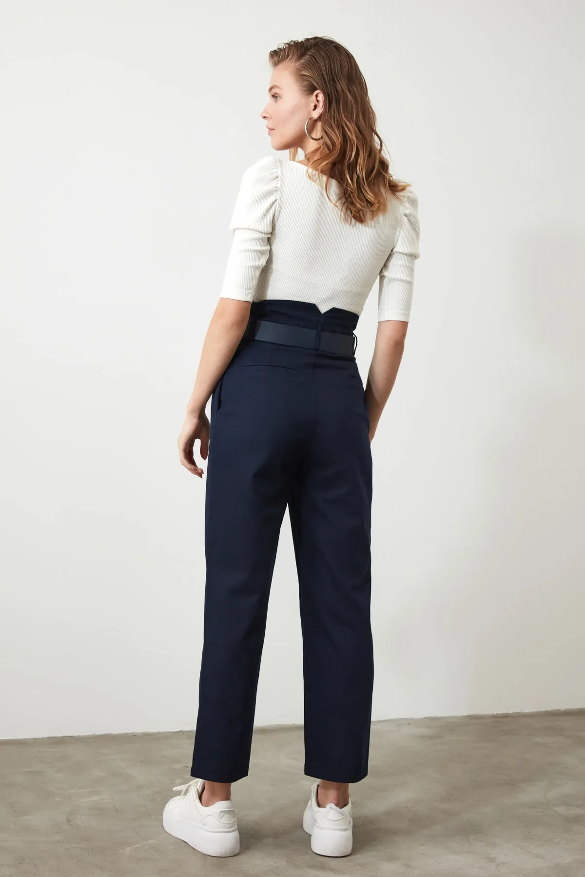 Trendyol Collection  Marineblaue, karottengewebte Hose mit Gürtel TWOSS20PL0016