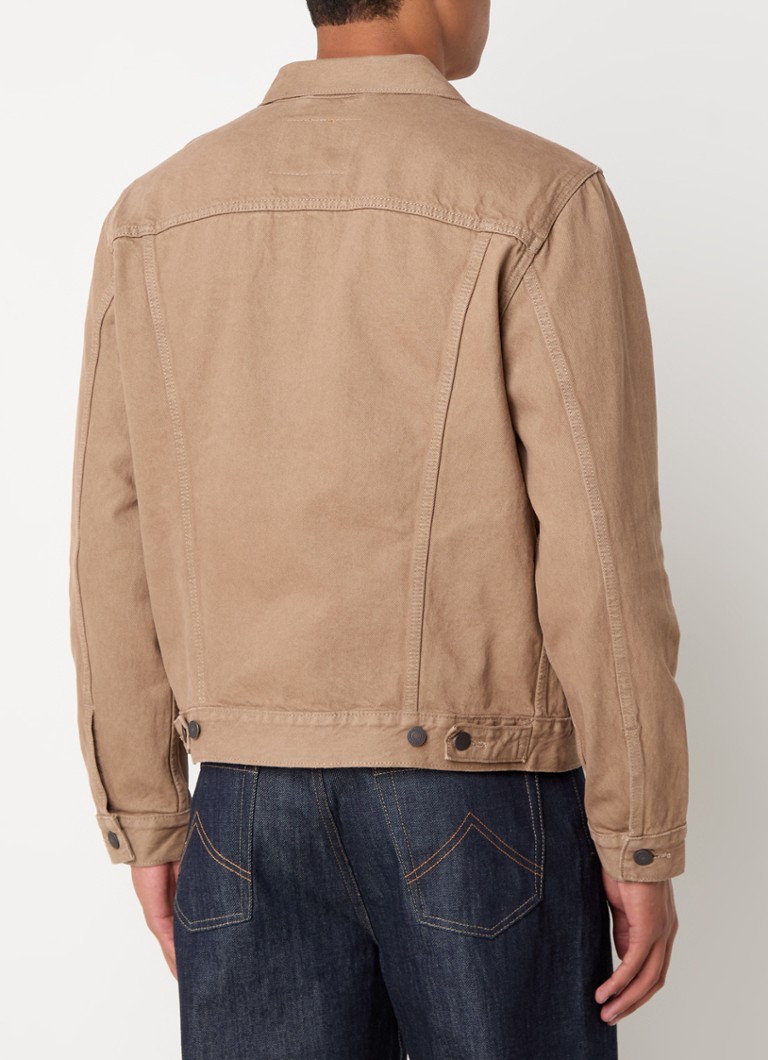 Jaqueta jeans Levi's estilo trucker com bolsos no peito.