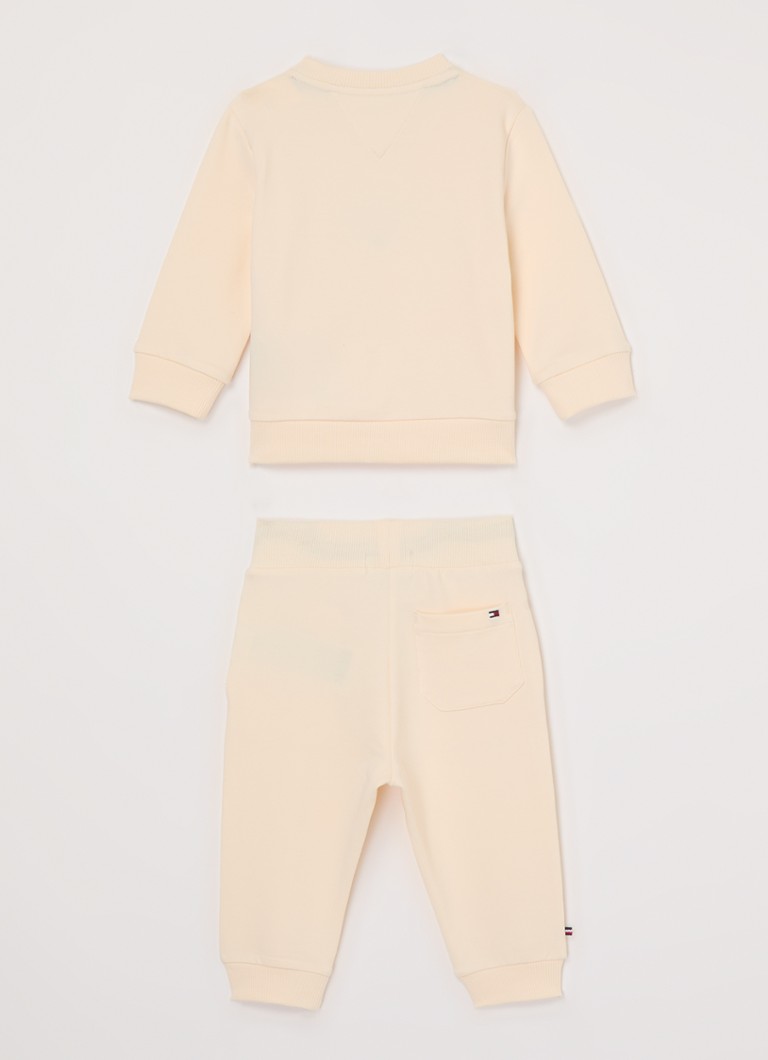 Costum din două piese Tommy Hilfiger, format dintr-un pulover și pantaloni de trening.