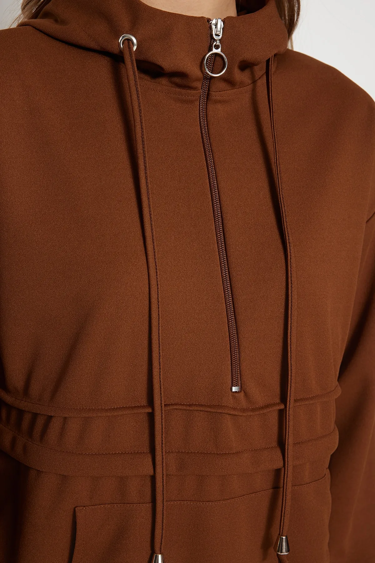 Trendyol Modest  Kamelfarbenes Strickset aus Tunika und Hose mit Kapuze und Reißverschluss TCTAW22US0094