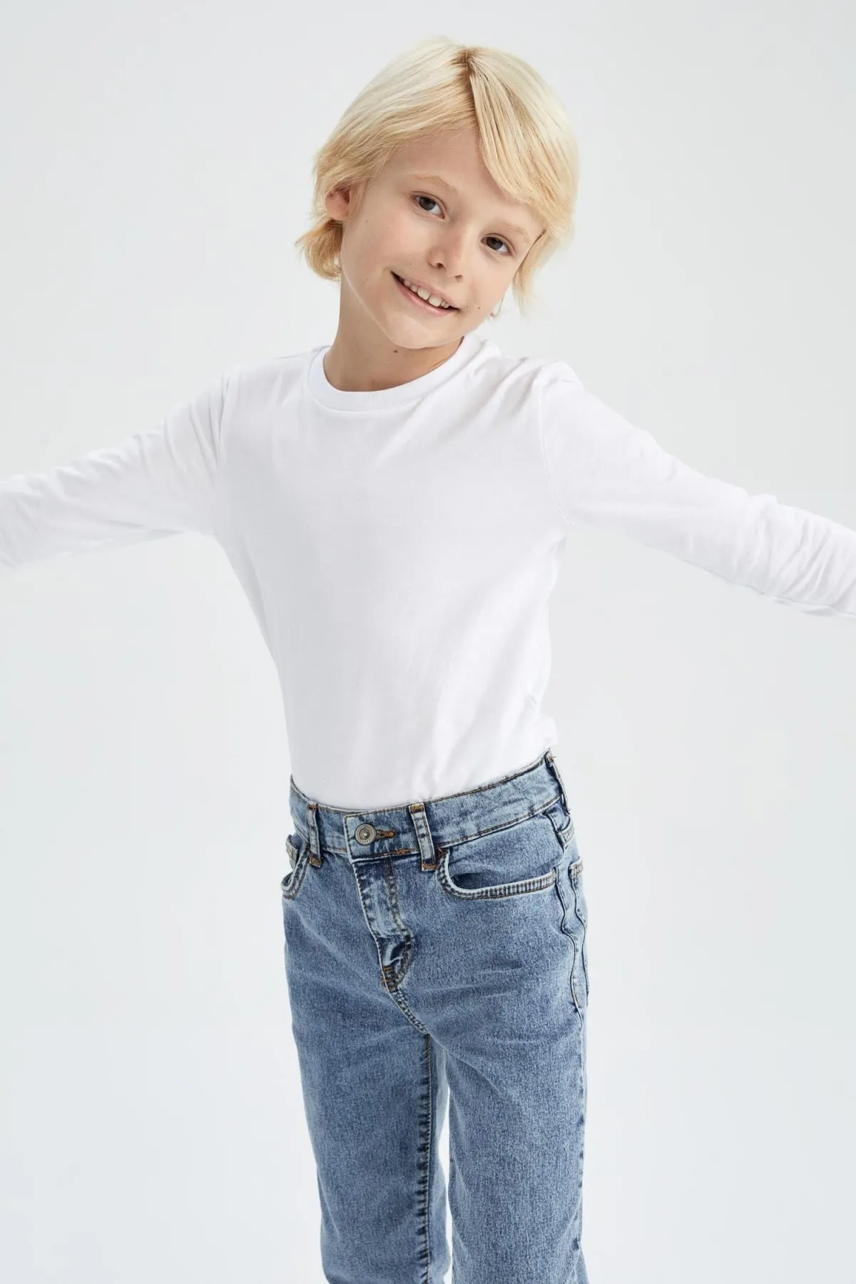 DeFacto  Weißes, langärmliges Schul-T-Shirt mit Rundhalsausschnitt für Jungen