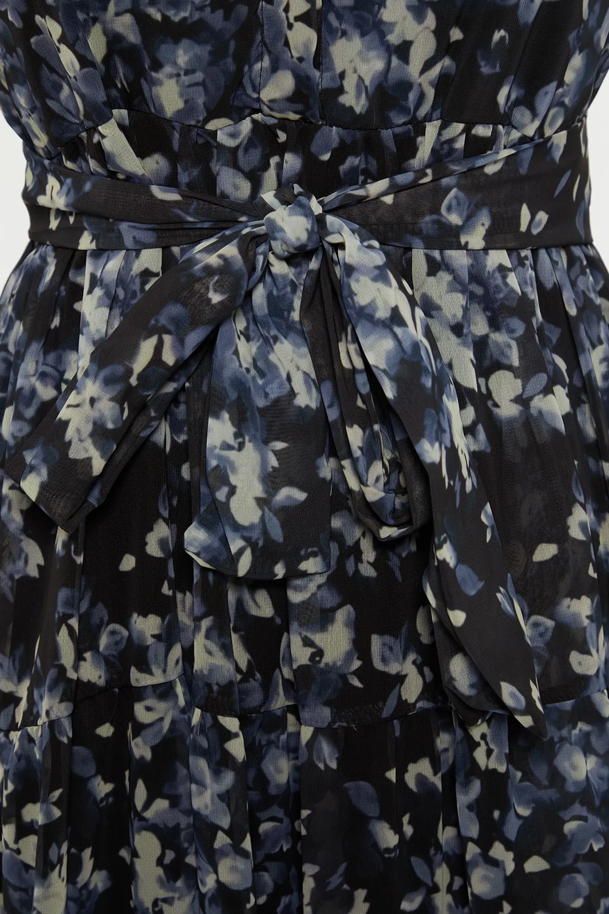 Trendyol Modest  Schwarzes, gefüttertes Chiffon-Kleid mit Blumenmuster, Schärpe und Detail TCTSS21EL3346