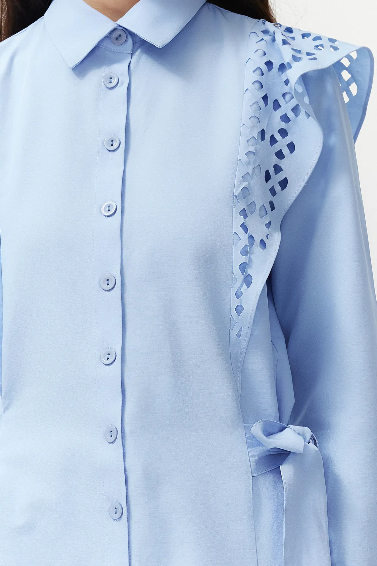 Trendyol Modest  Hellblaues besticktes Hemd aus gewebter Baumwolle TCTSS24TG00004