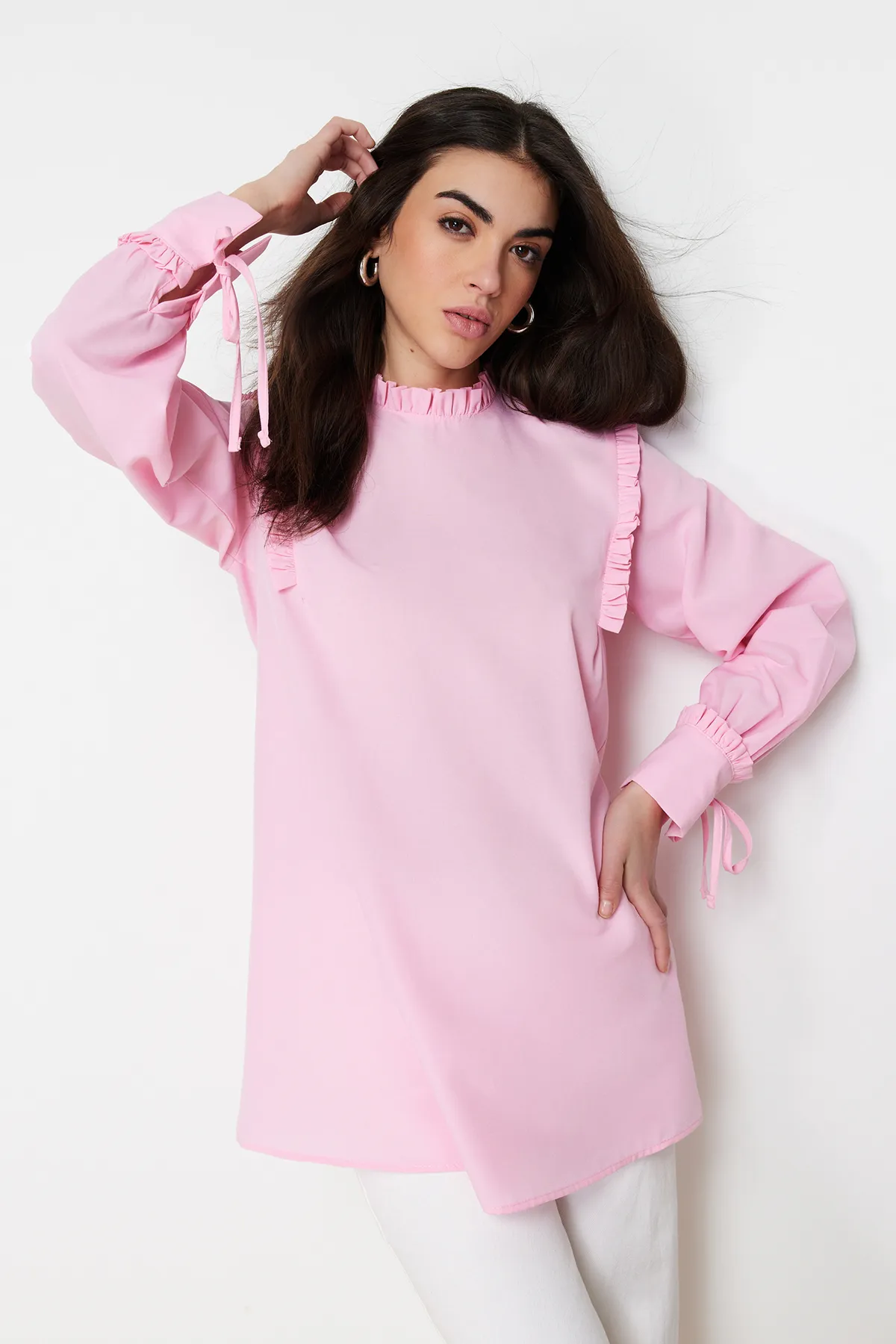 Trendyol Modest  Rosa Tunika aus gewebter Baumwolle mit Rüschen an Schultern und Manschetten TCTSS23UK00083