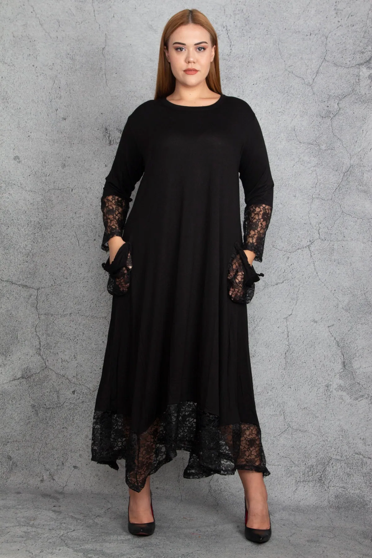Şans  Damen-Langarmkleid aus schwarzer Viskose mit Spitze und Details in Übergröße 65n18911