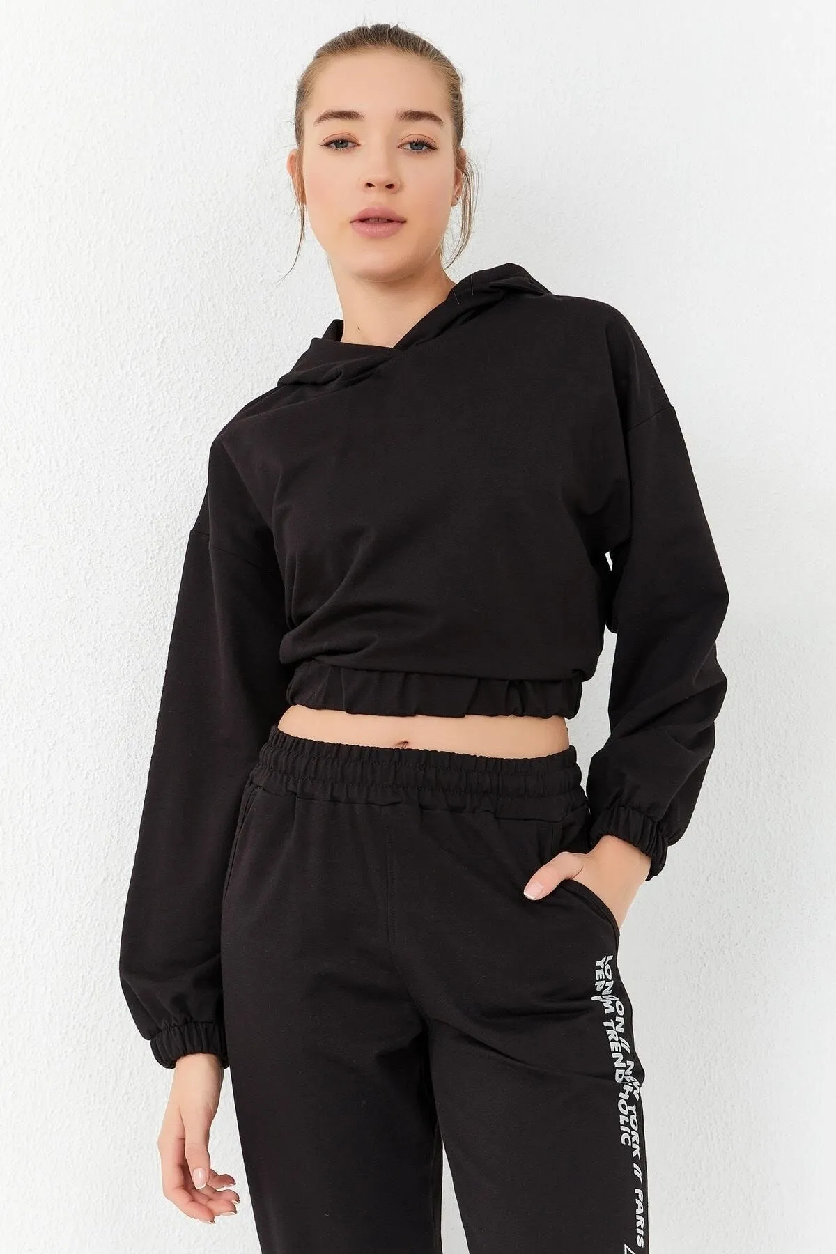 TOMMY LIFE  Schwarzer Damen-Trainingsanzug mit Kapuze und übergroßen elastischen Beinen und Textdruck – 95295