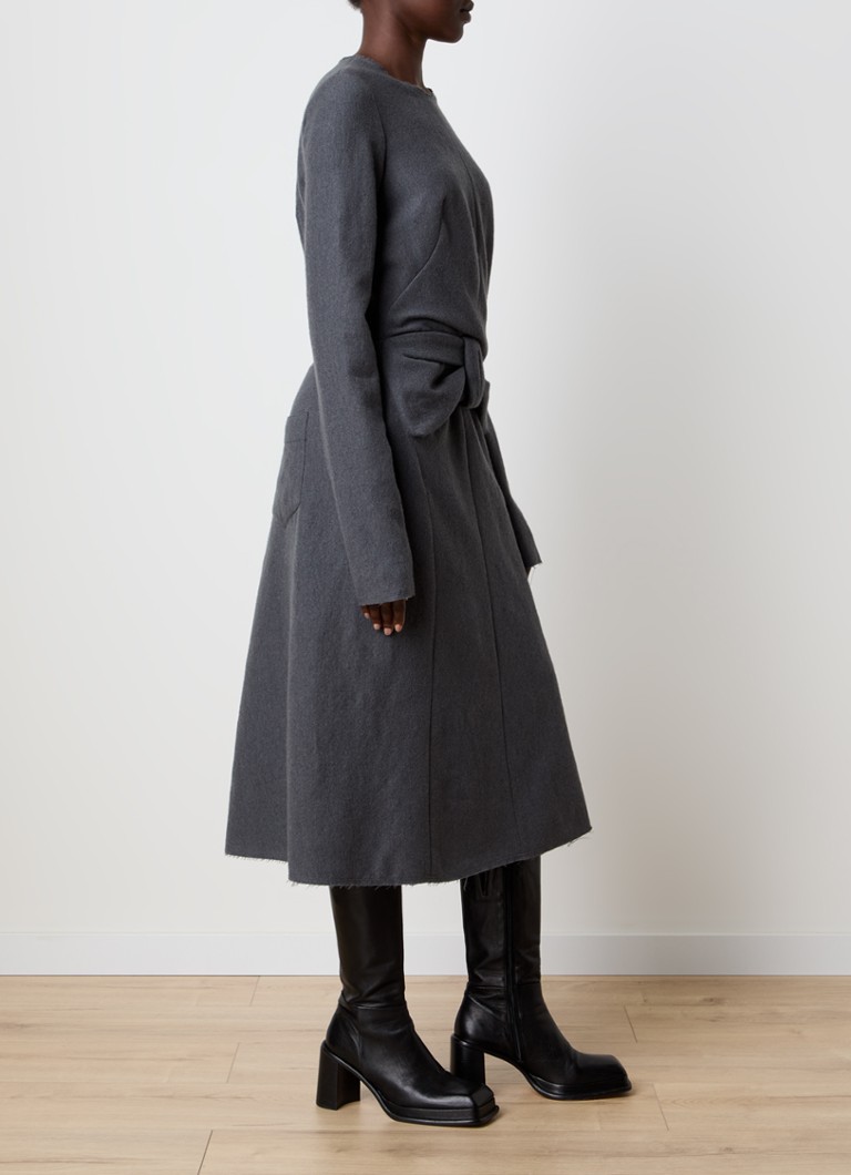 Vestido midi de mezcla de lana de Maison Margiela con detalles plisados