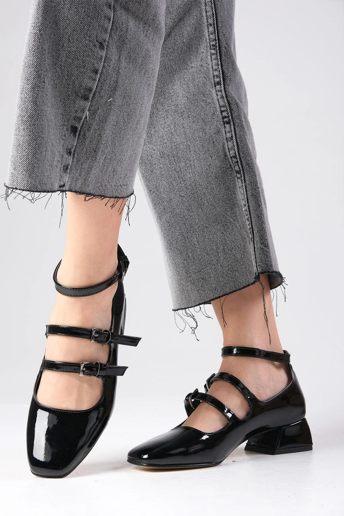 Mio Gusto  Baylee Damen-Schuhe mit kurzem Absatz aus schwarzem Lackleder mit 3 Streifen und stumpfer Zehenpartie