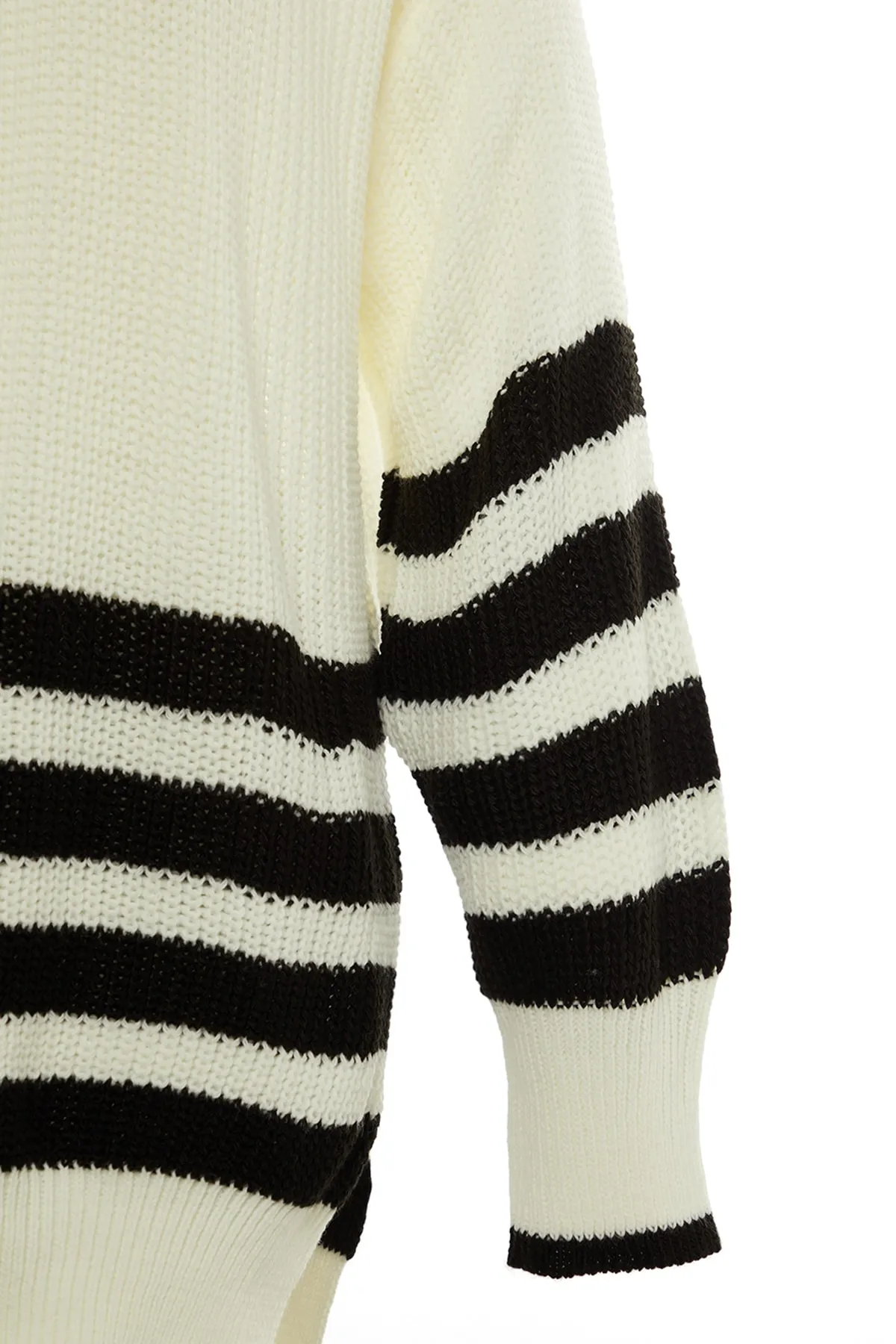 Trendyol Collection  Ecru gestreifter Oversize-Strickpullover TWOAW23KZ00005