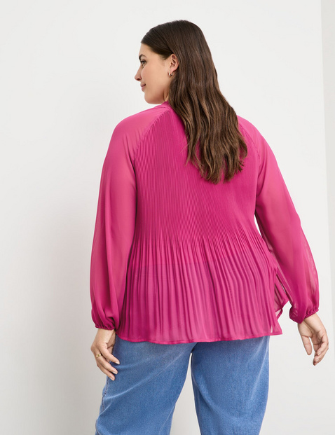 Ausgestellte Plisseebluse