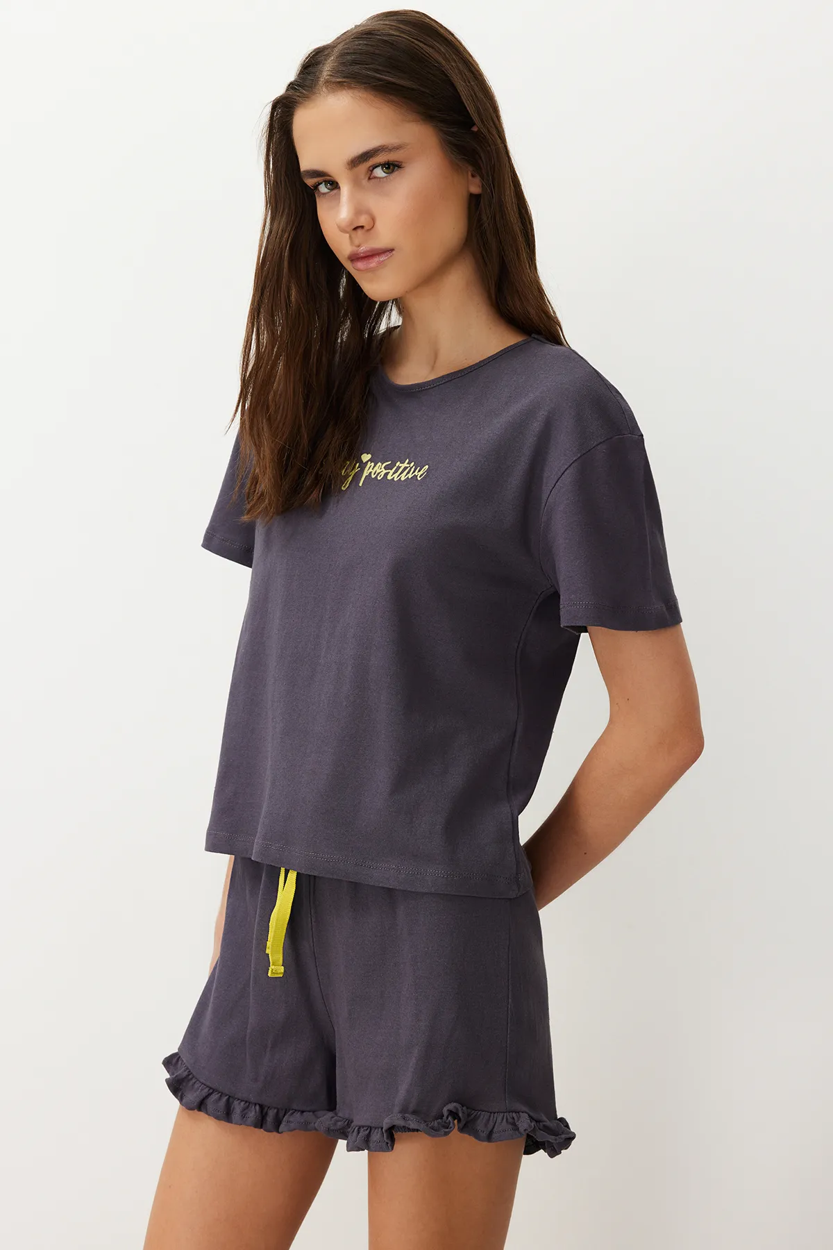 Trendyol Collection  Anthrazitfarbenes Pyjama-Set aus T-Shirt und Shorts aus 100 % Baumwolle mit bestickten Rüschendetails THMSS20PT0165