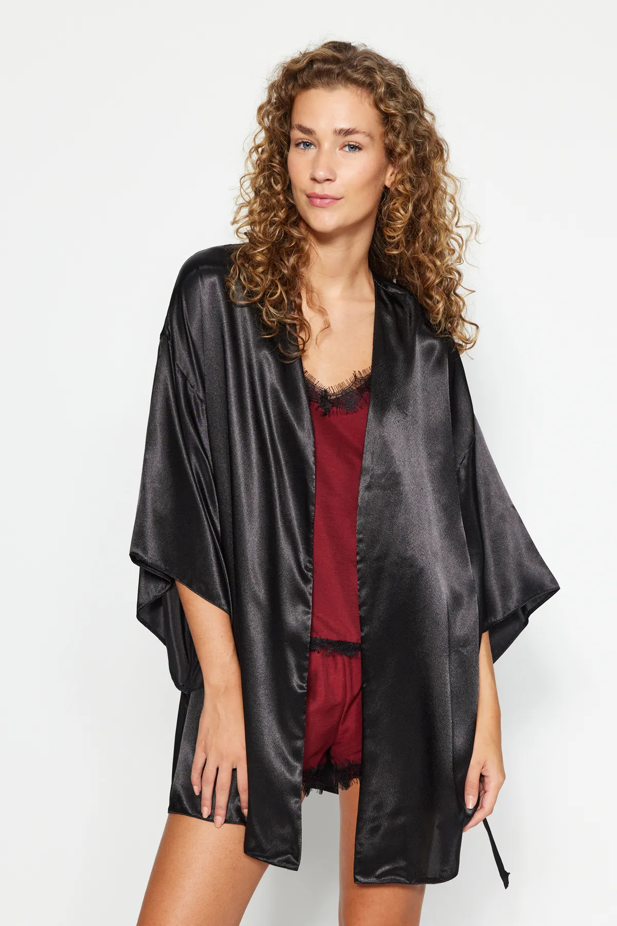 Trendyol Collection  Schwarzer Morgenmantel aus gewebtem Satin mit Gürtel THMAW23SB00011