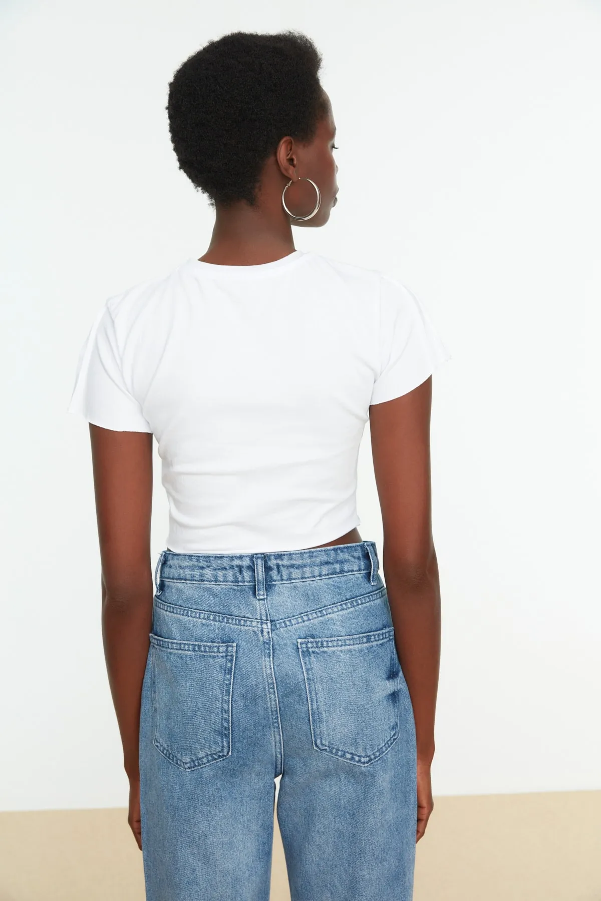 Trendyol Collection  Weiße Strickbluse aus 100 % gerippter Baumwolle mit Rundhalsausschnitt und detaillierter Passform TWOSS21BZ2050