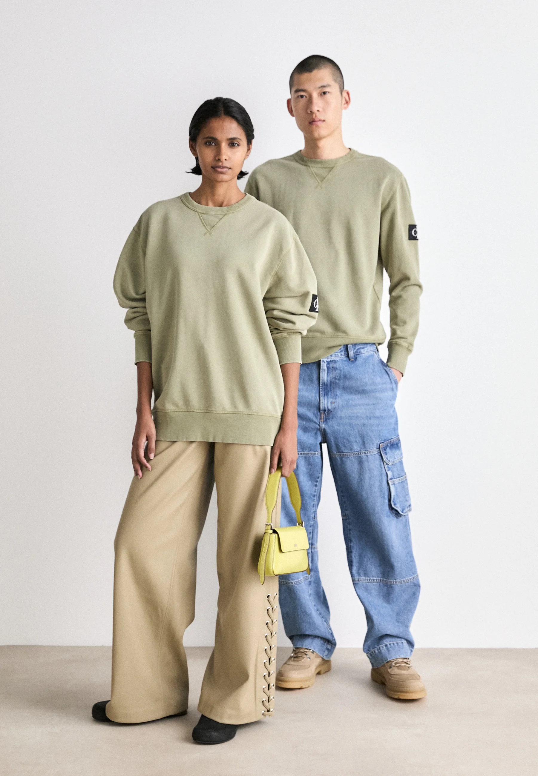 Sudadera unisex de cuello redondo con insignia lavada de Calvin Klein Jeans