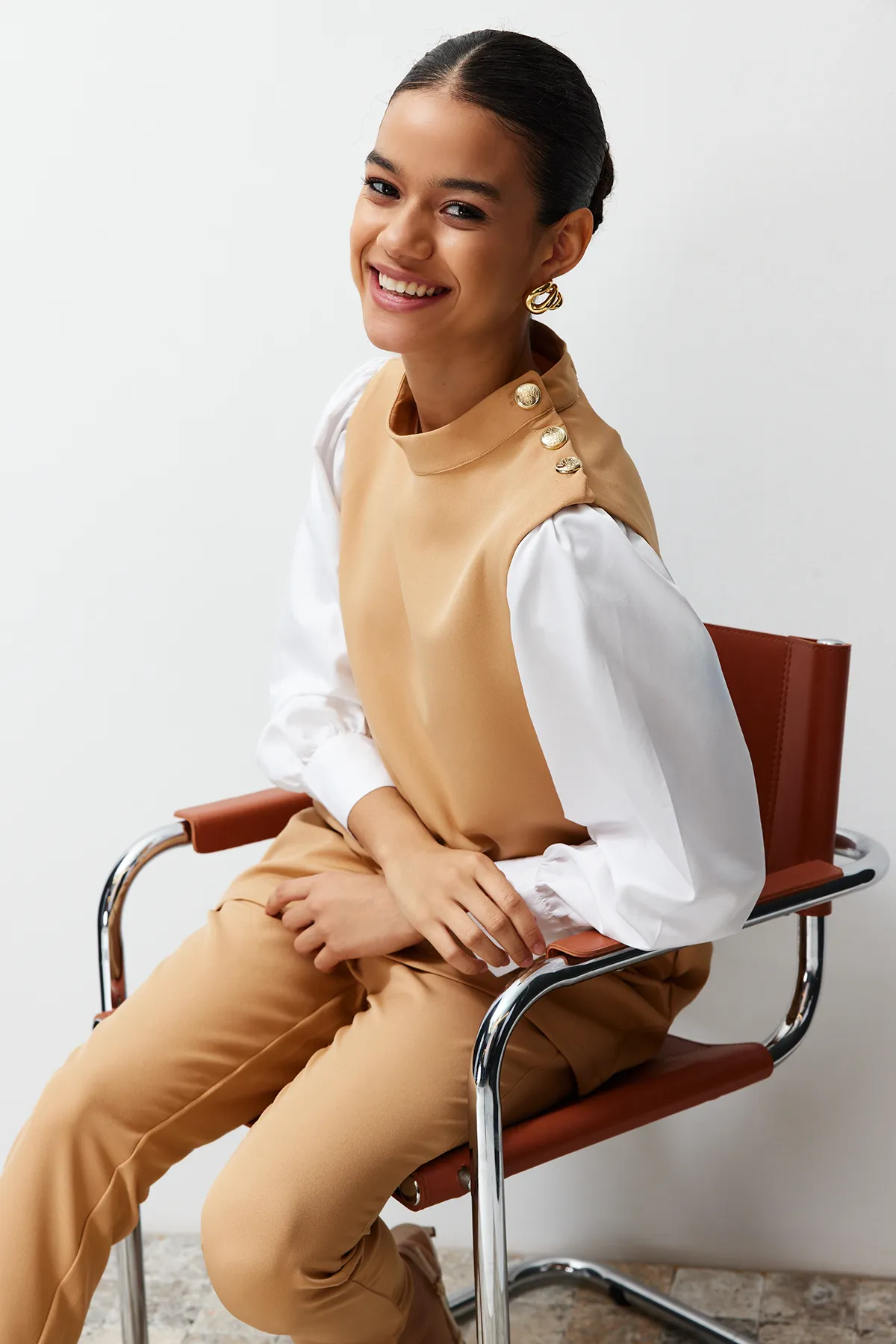 Trendyol Modest  Beiges Tunika-Hose-Set aus gewebtem Crêpe-Unterteil und Oberteil TCTSS24US00047