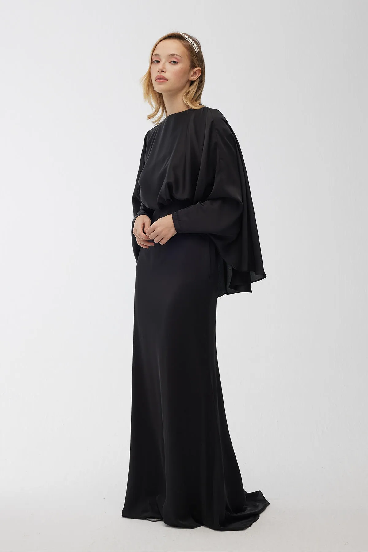 Manuka  Cape-Abendkleid aus Seidensatin in Schwarz