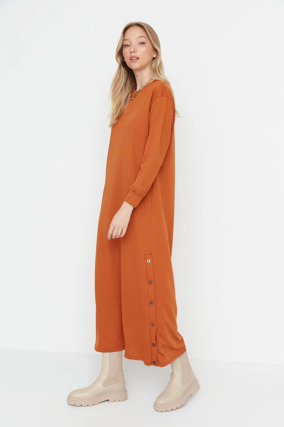Trendyol Modest  Gestricktes Kleid mit geknöpftem Kachelsaum TCTAW23EB00214