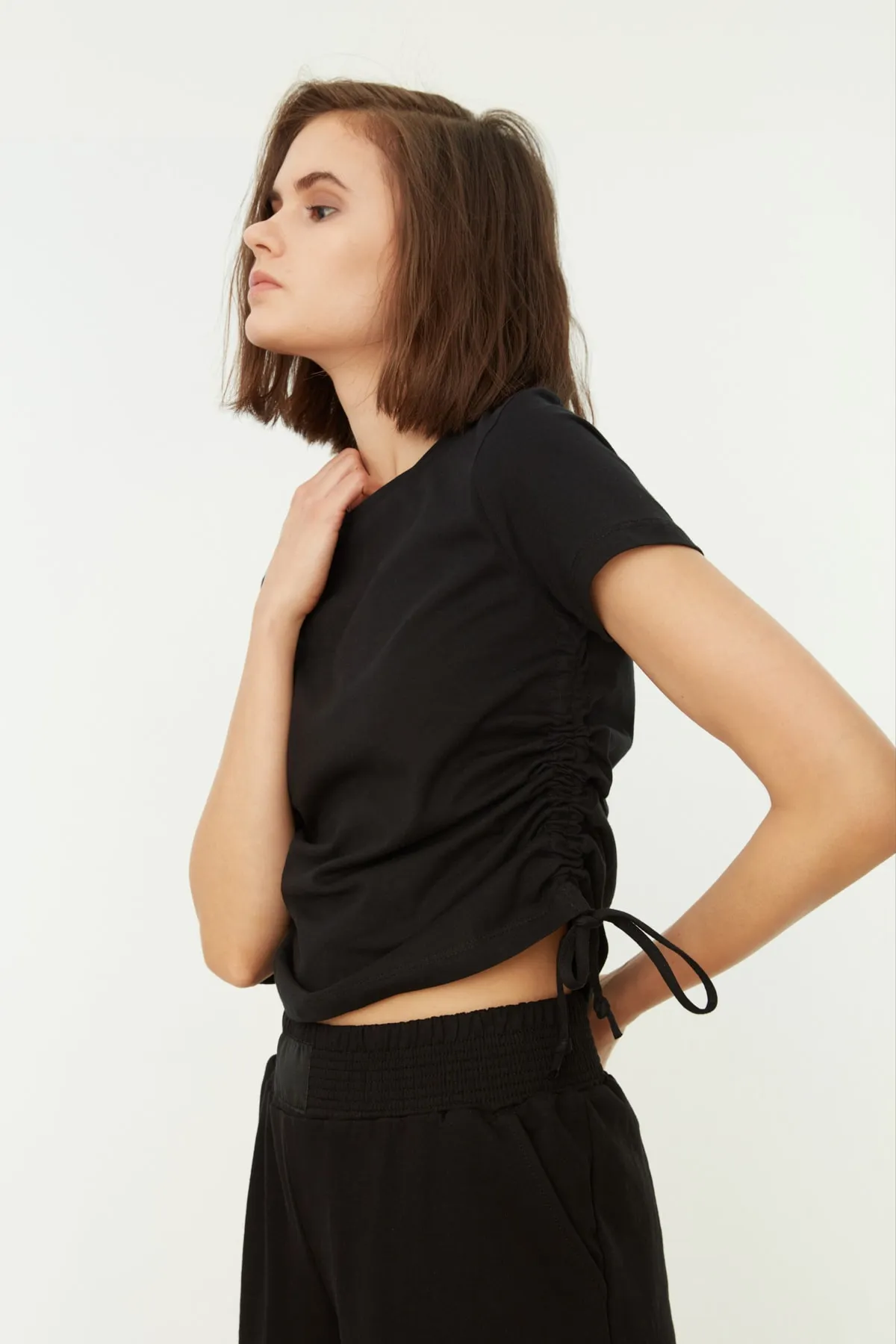 Trendyol Collection  Schwarzes Basic-Strick-T-Shirt mit Rundhalsausschnitt aus 100 % Baumwolle mit Rüschen und Details TWOSS21TS0131