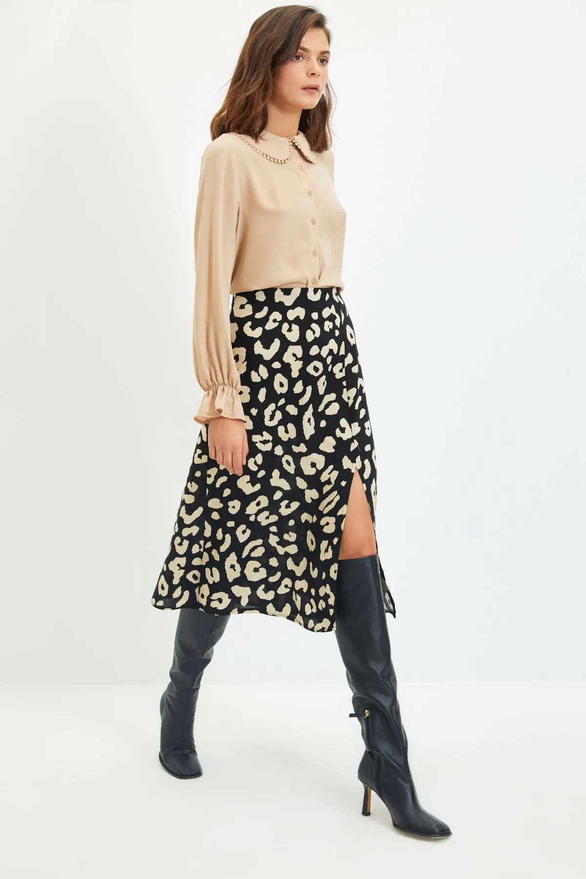 Trendyol Collection  Schwarzer Midi-Webrock aus Viskosestoff mit Tiermuster und Schlitzen und Details TWOAW22ET0447