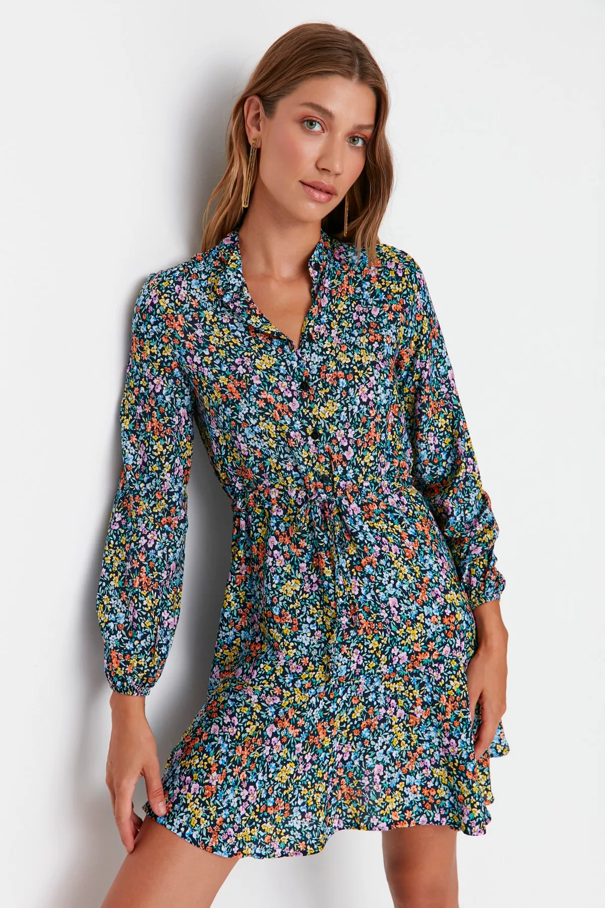 Trendyol Collection  Mehrfarbiges, gewebtes Minikleid aus Viskose mit Blumenmuster und Knöpfen TWOAW23EL01310