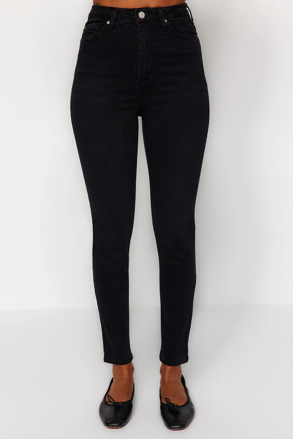 Trendyol Collection  Schwarze Skinny-Jeans mit superhoher Taille TWOSS22JE0560