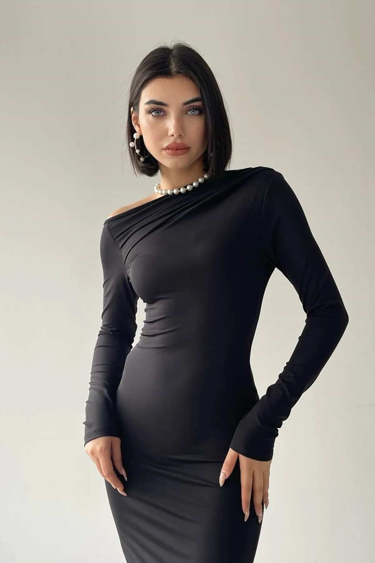 lovebox  Damen Maxikleid in Schwarz mit flexiblem Mikrogewebe an den Schultern, tiefem Ausschnitt und langen Ärmeln, 199