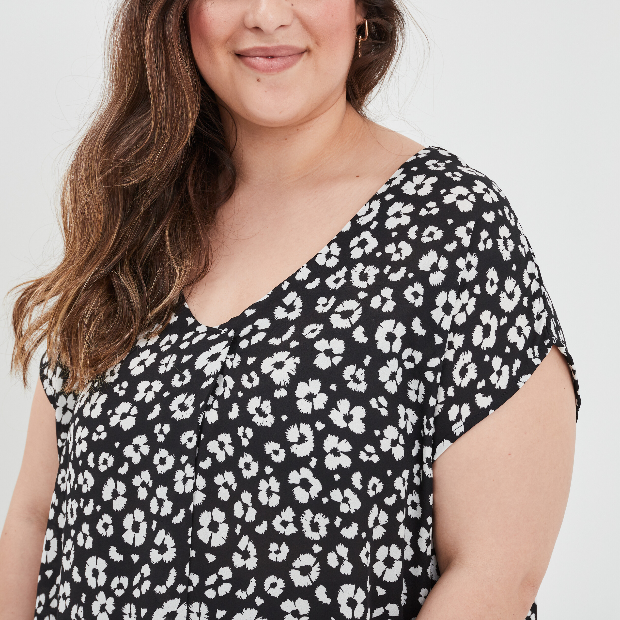 Blouse col en V manches courtes noir femme grande taille | La Halle