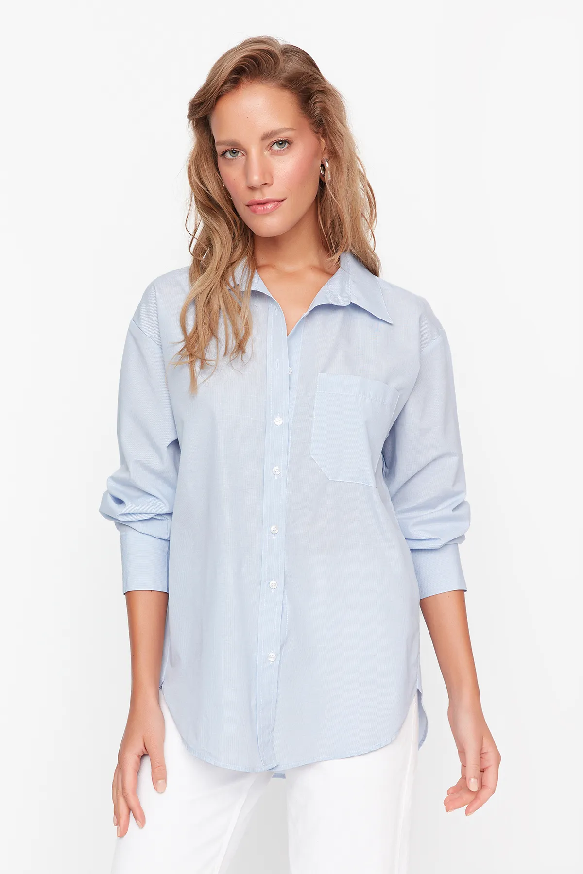 Trendyol Collection  Hellblaues Boyfriend-Hemd aus Baumwolle mit breiter Passform und einer Tasche TWOAW20GO0115
