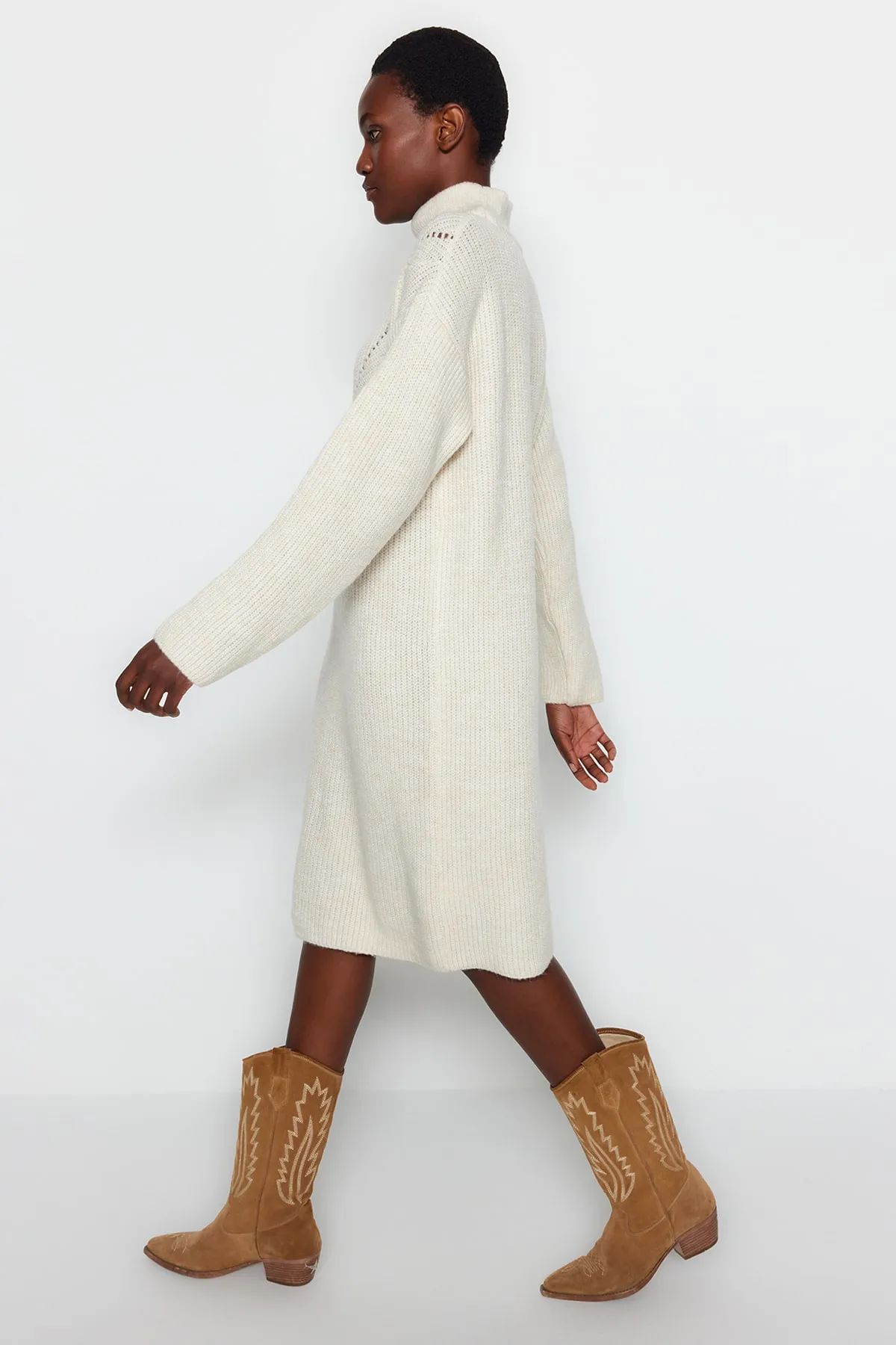 Trendyol Collection  Steinfarbenes Mini-Strickkleid mit hohem Kragen TWOAW24EL00058