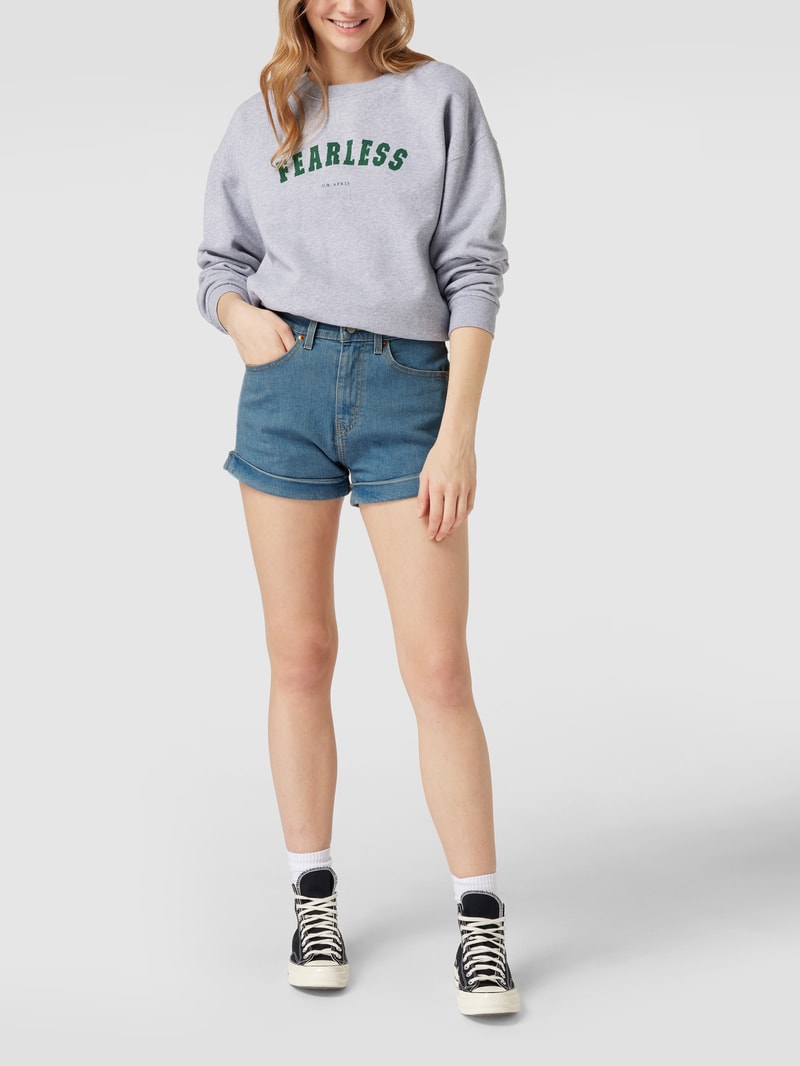 Mom Fit Jeansshorts mit Label-Patch in jeans