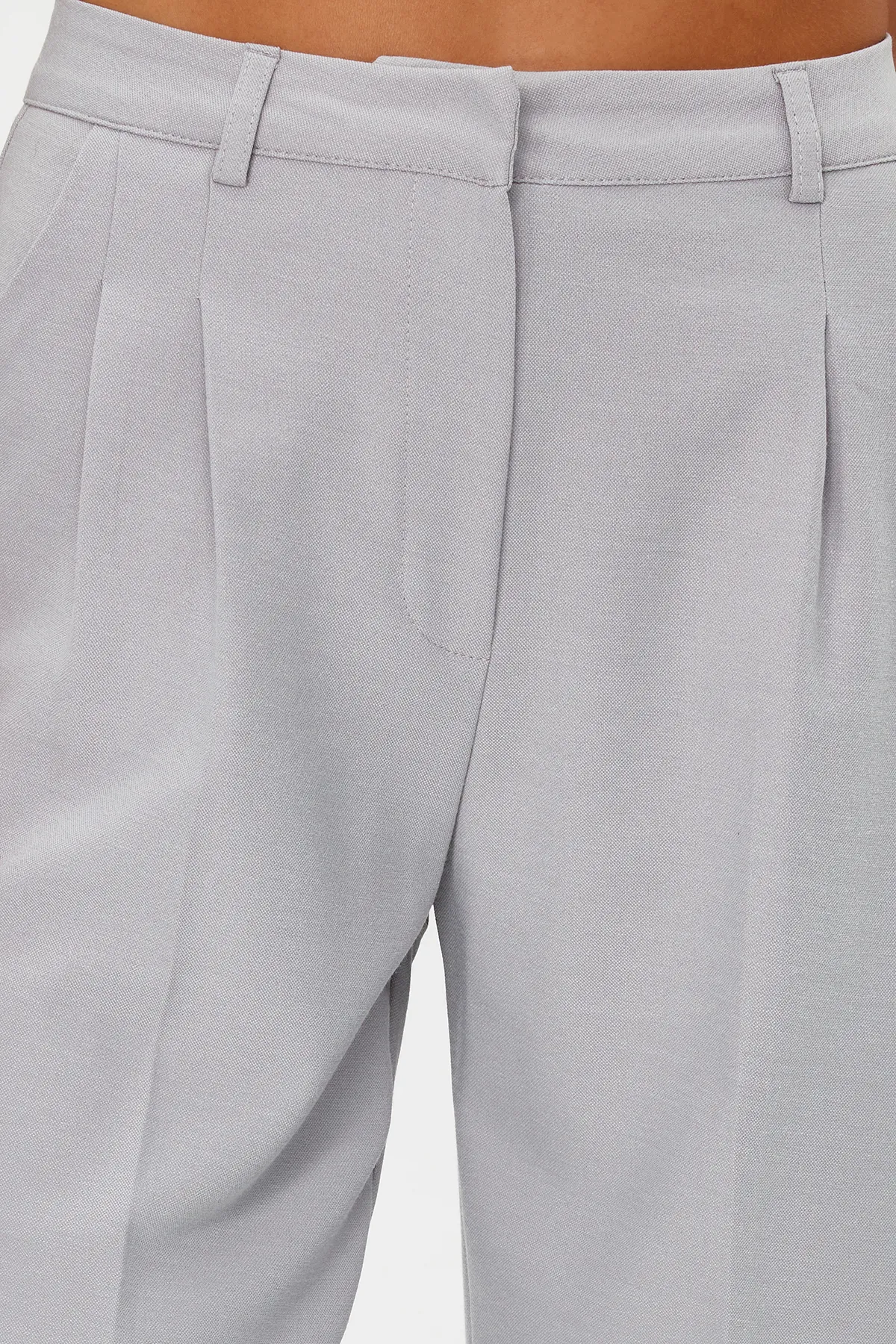 Trendyol Collection  Graue, gerade geschnittene, plissierte Webhose in limitierter Auflage TWOAW23PL00401