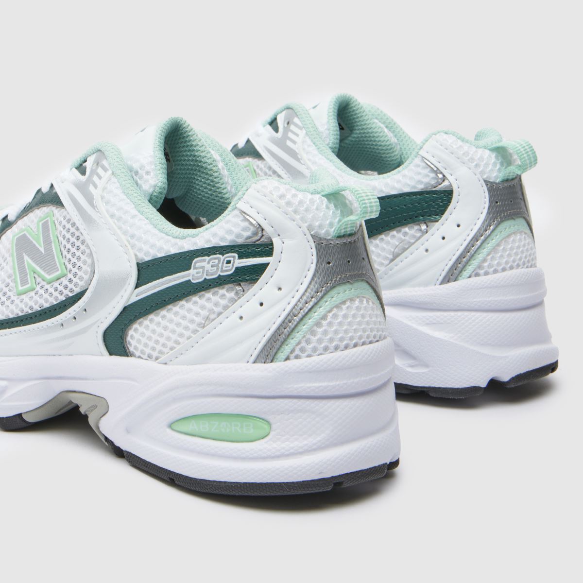 New Balance 530 träningsskor i vitt och grönt