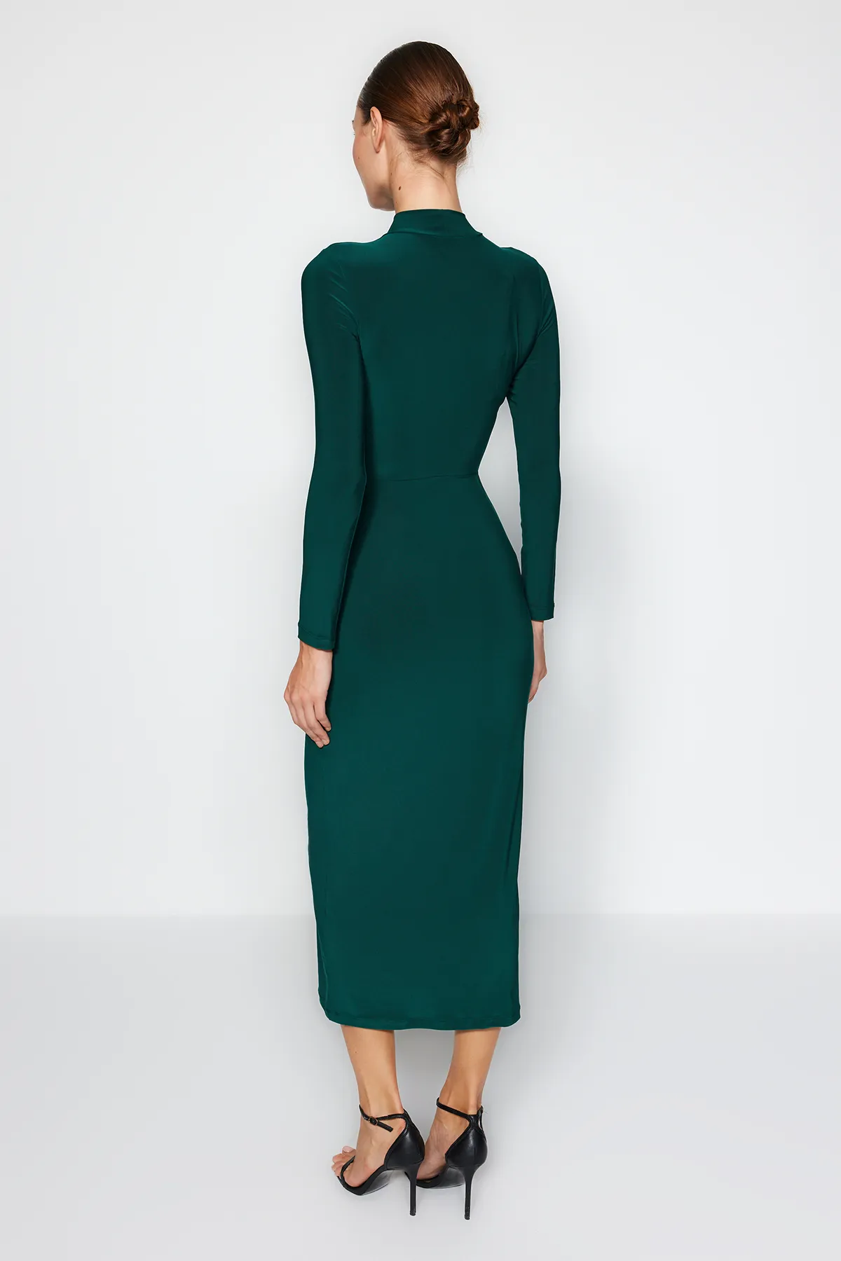 Trendyol Collection  Smaragdgrünes, eng anliegendes, dehnbares Maxi-Strickkleid mit hohem Kragen TWOAW24EL00614