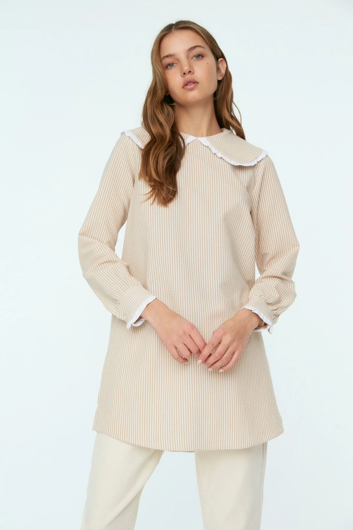 Trendyol Modest  Beige gestreifte Seersucker-Tunika mit Babykragen TCTSS22TN0012