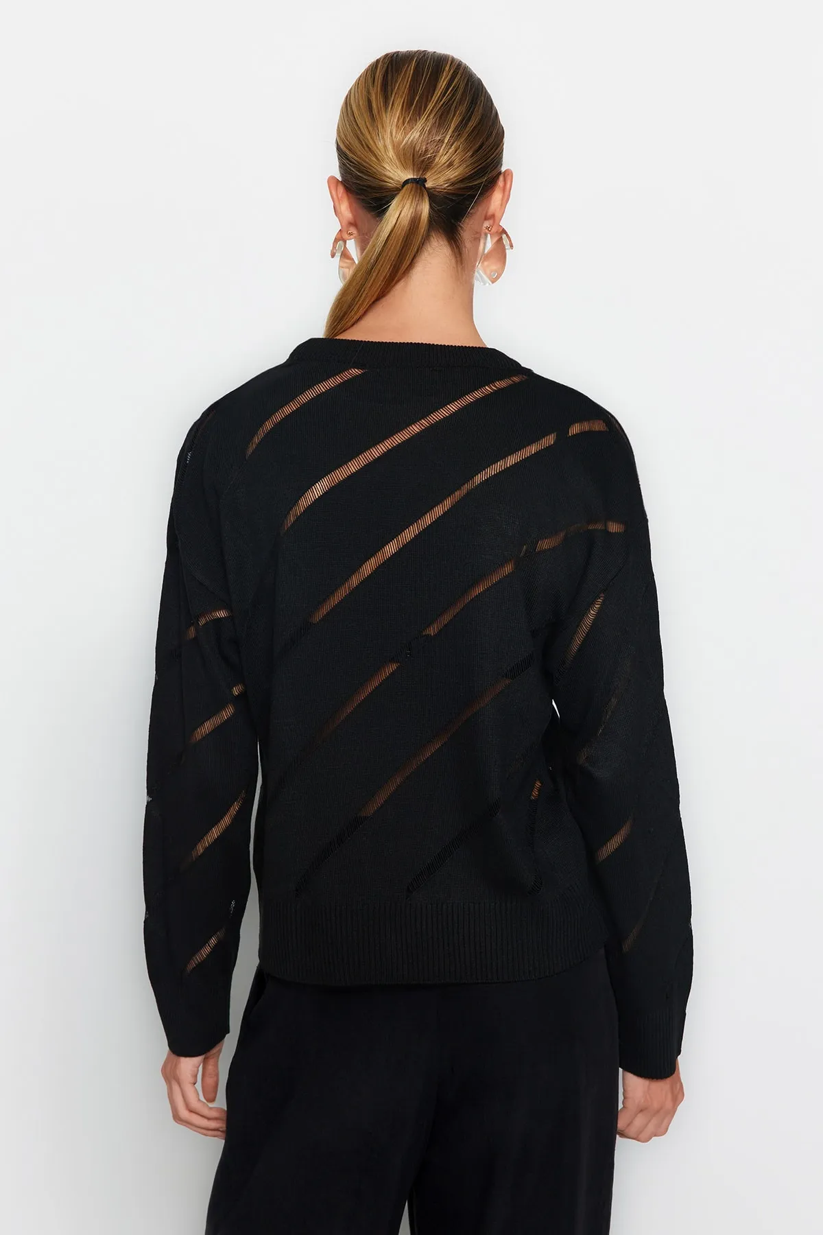 Trendyol Collection  Schwarzer Strickpullover mit Lochmuster TWOAW24KZ00157