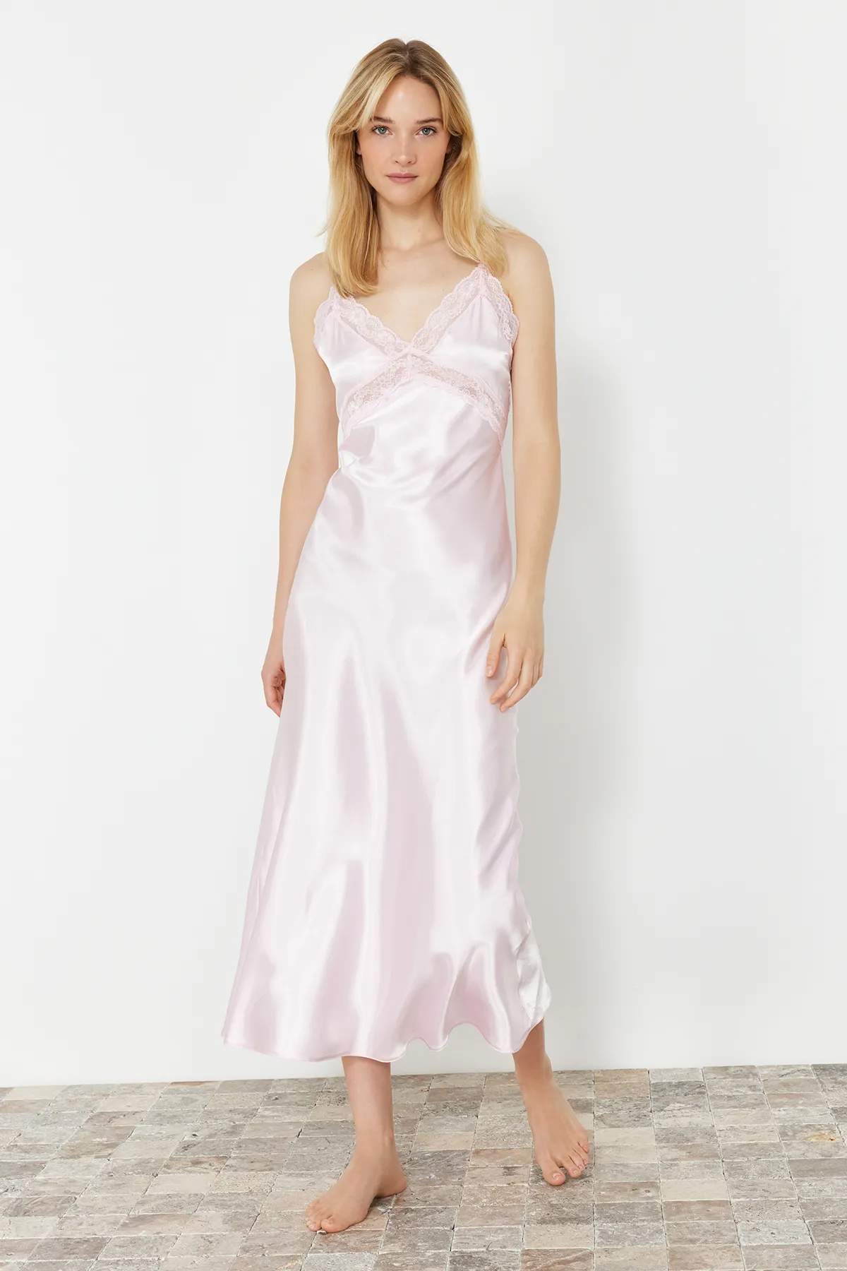 Trendyol Collection  Nachthemd aus gewebter rosa Spitze aus Satin – Seilriemen THMSS24GC00003