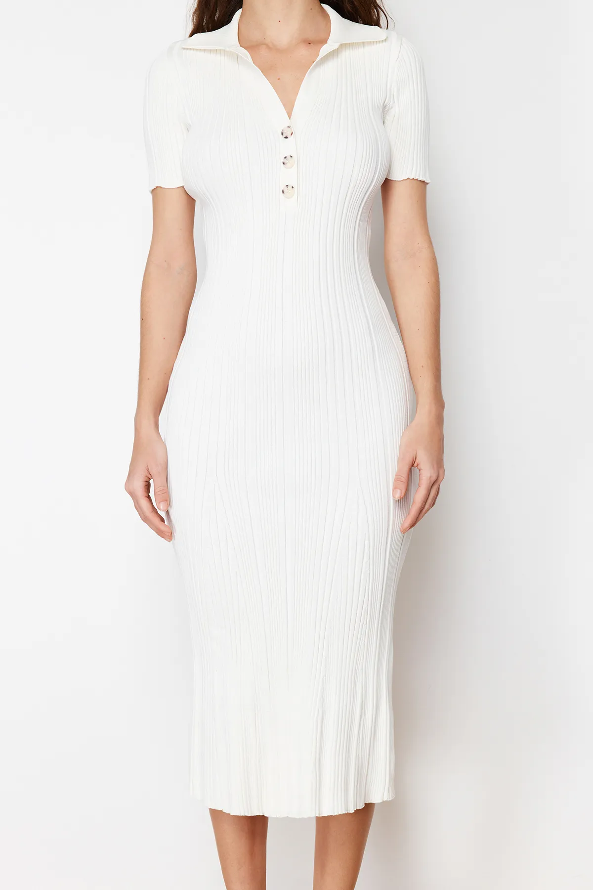 Trendyol Collection  Bone Maxi-Strickkleid mit Polokragen TWOSS24EL00282