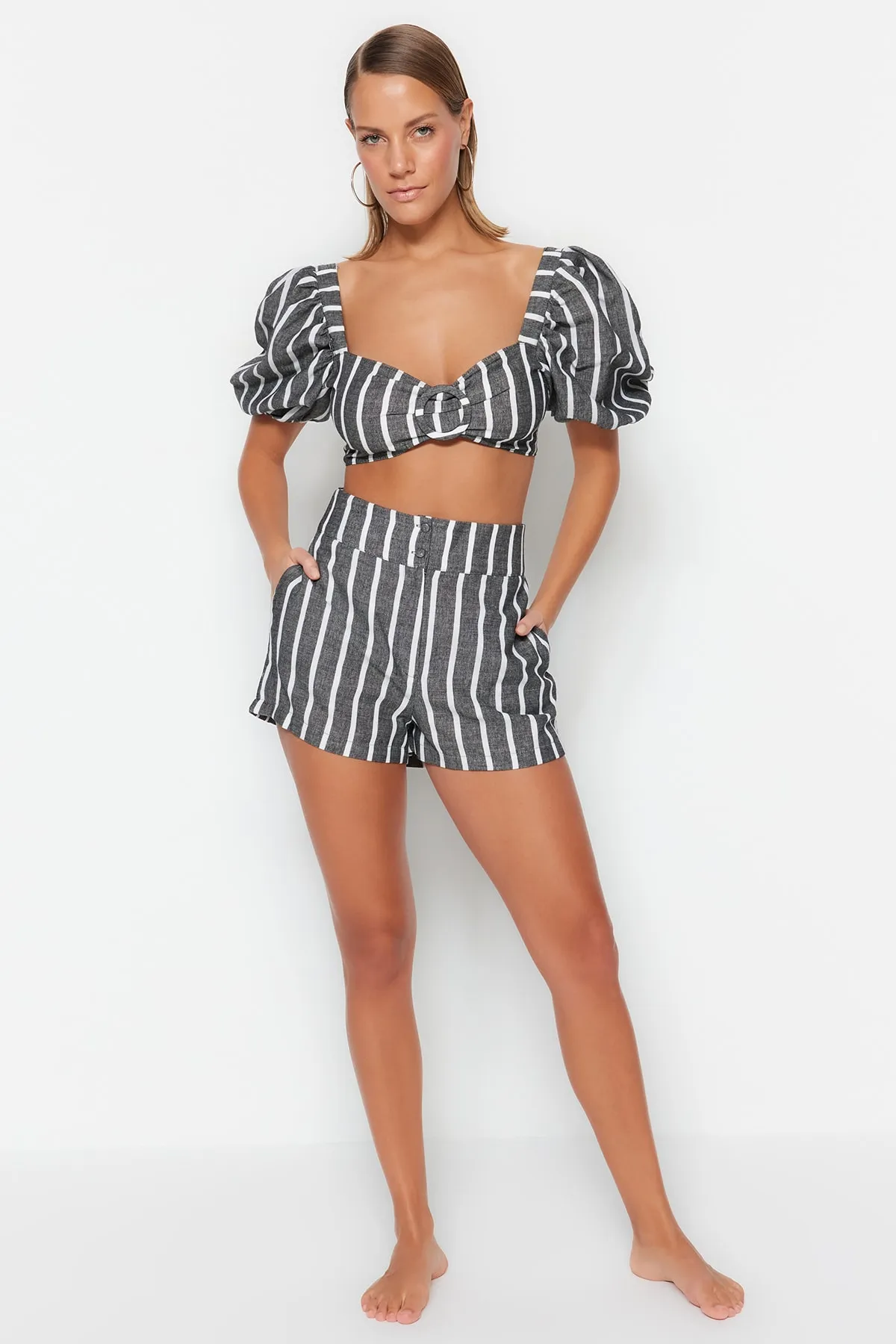 Trendyol Collection  Bluse in Leinenoptik mit gestreiften Webaccessoires Shorts-Set in Leinenoptik TBESS23AU00005