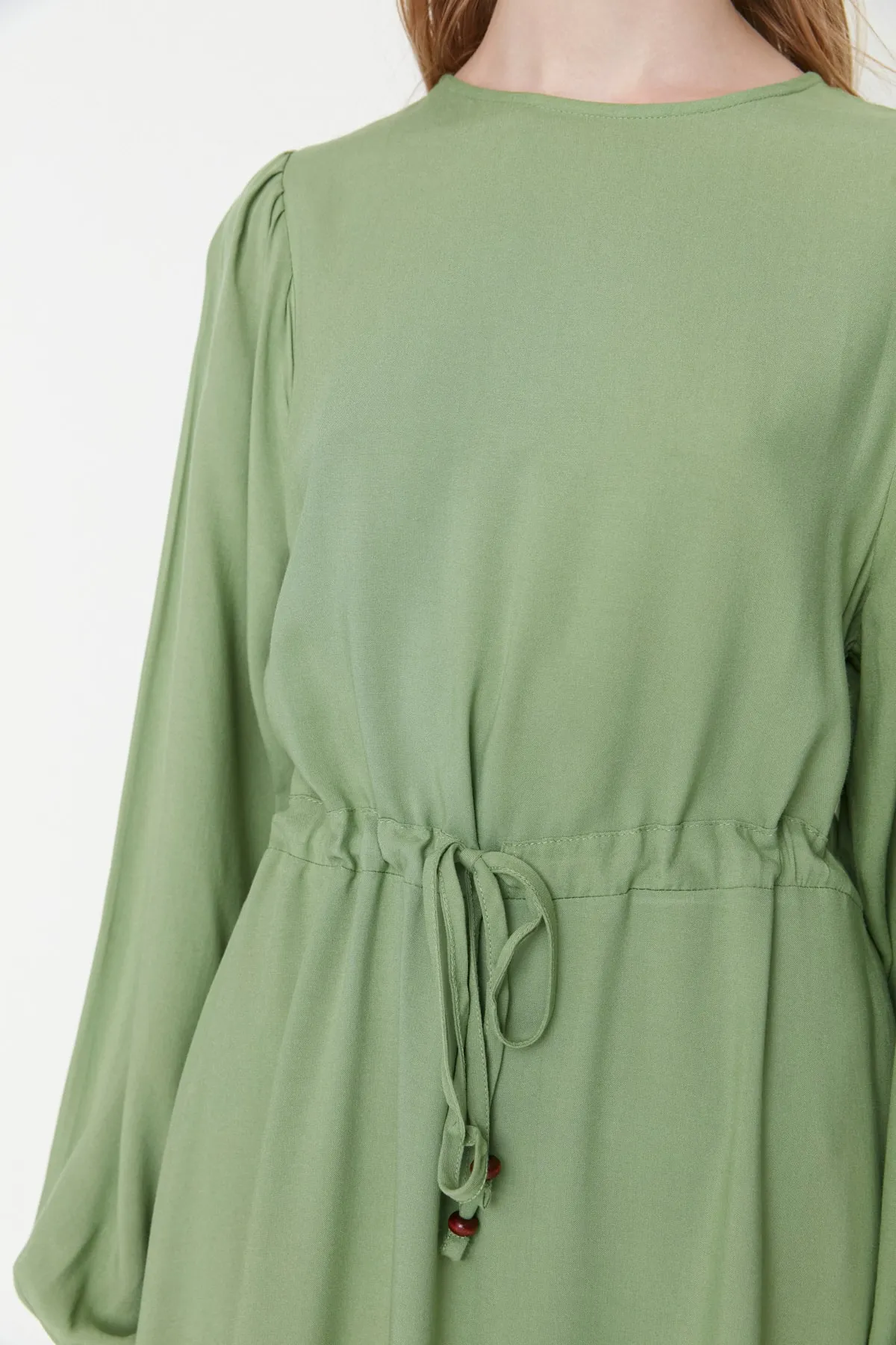 Trendyol Modest  Grünes, weit geschnittenes, gewebtes Kleid mit Bindedetail in der Taille TCTSS22EB00133