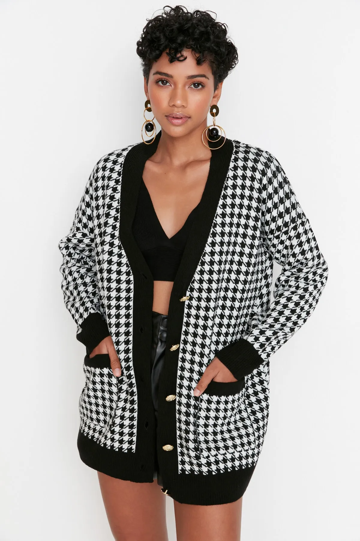 Trendyol Collection  Schwarzer Strick-Cardigan mit weiter Passform TWOAW22HI0179