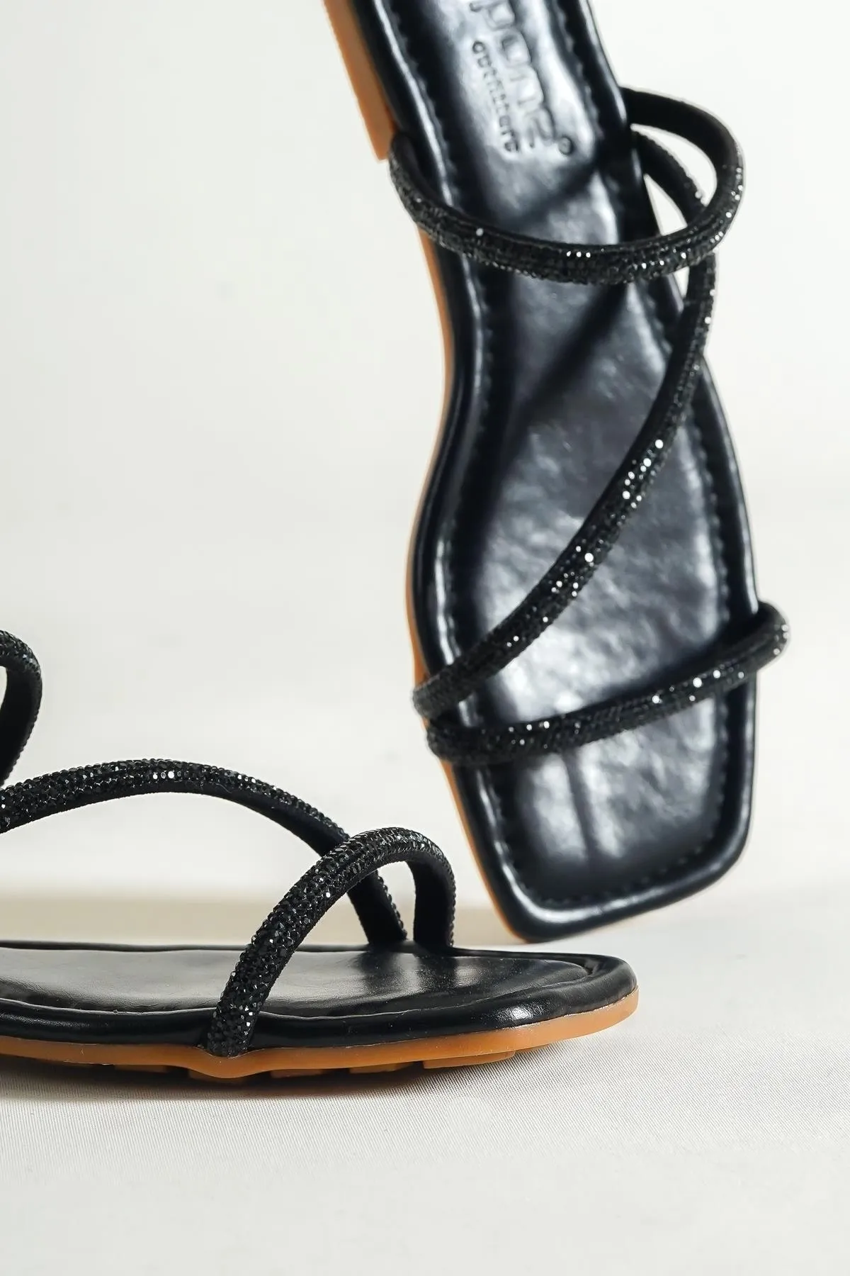 Capone Outfitters  Capone Stoned 3-Striped Flat Heel Quilted Black Damenhausschuhe