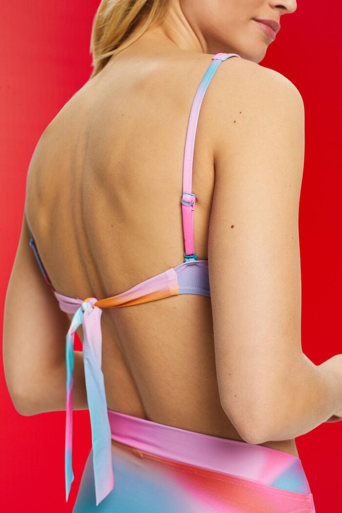 Bügelloses, wattiertes Bikinitop in Batikoptik