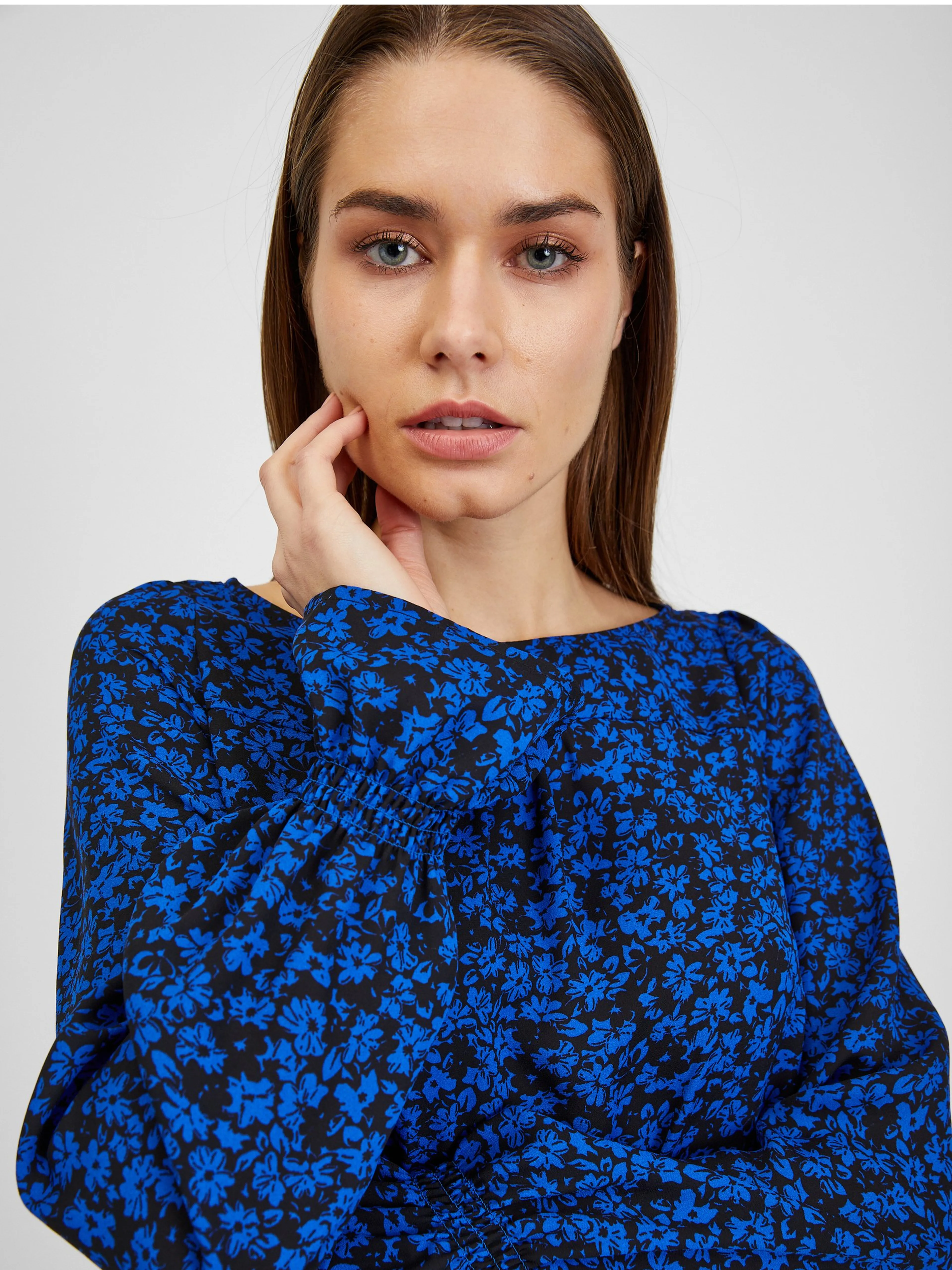 Schwarz-blaue geblümte Bluse ORSAY