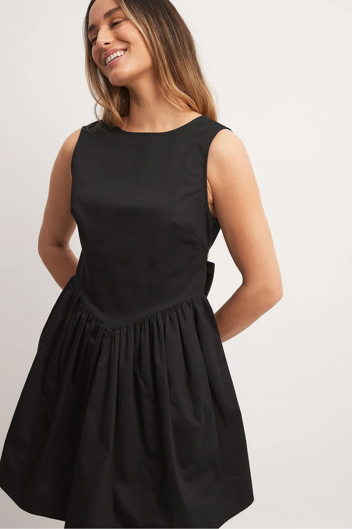 NA-KD  Minikleid mit tiefem Rückenausschnitt und Schleifendetail