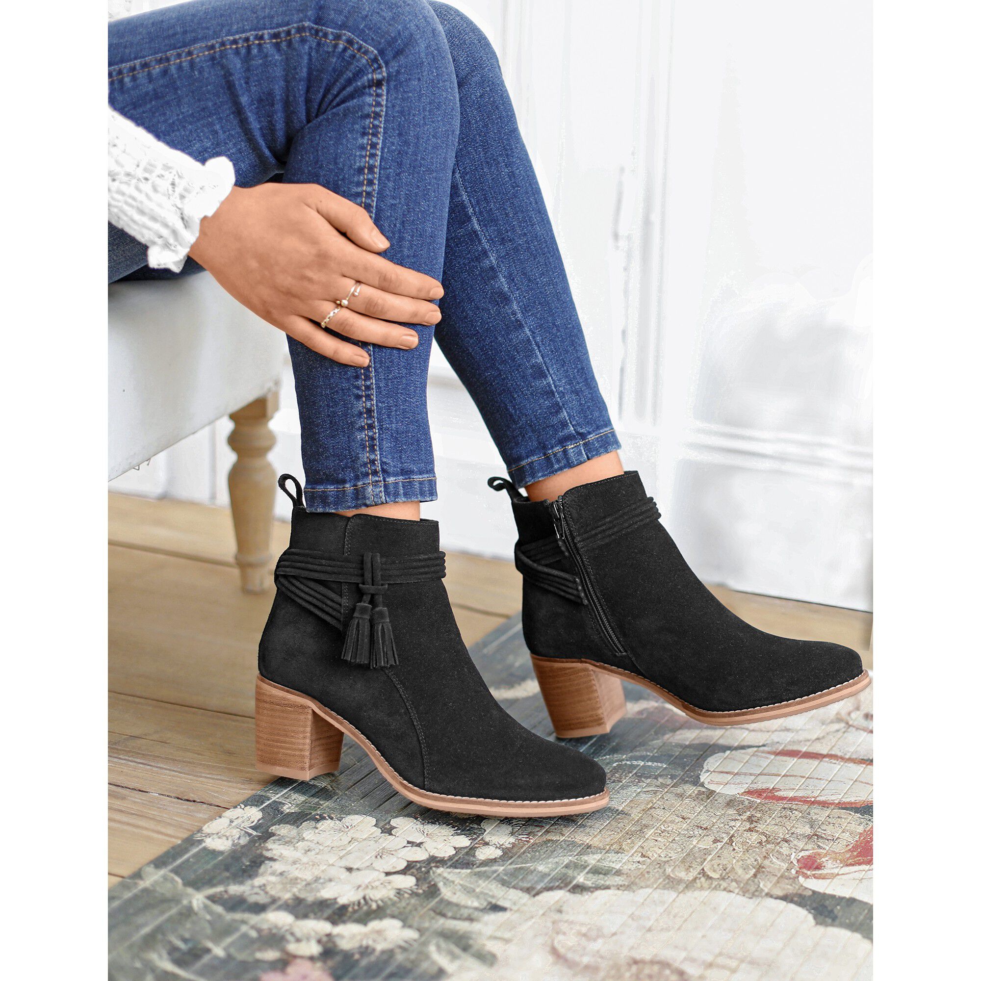 Boots en croûte de cuir à talon et pompons
