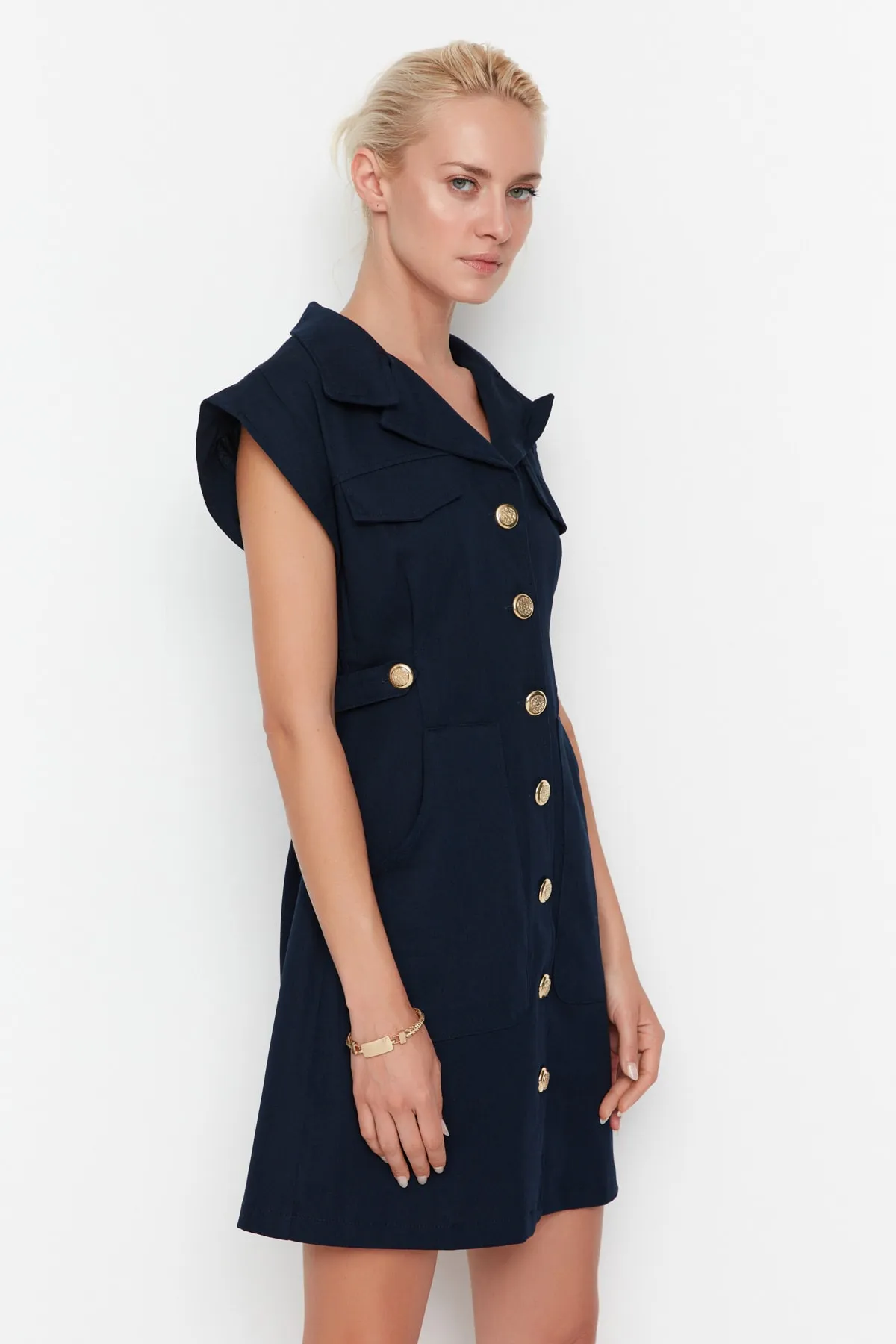 Trendyol Collection  Marineblaues, gewebtes Mini-Hemdkleid mit Knopfdetail TWOSS22EL2970