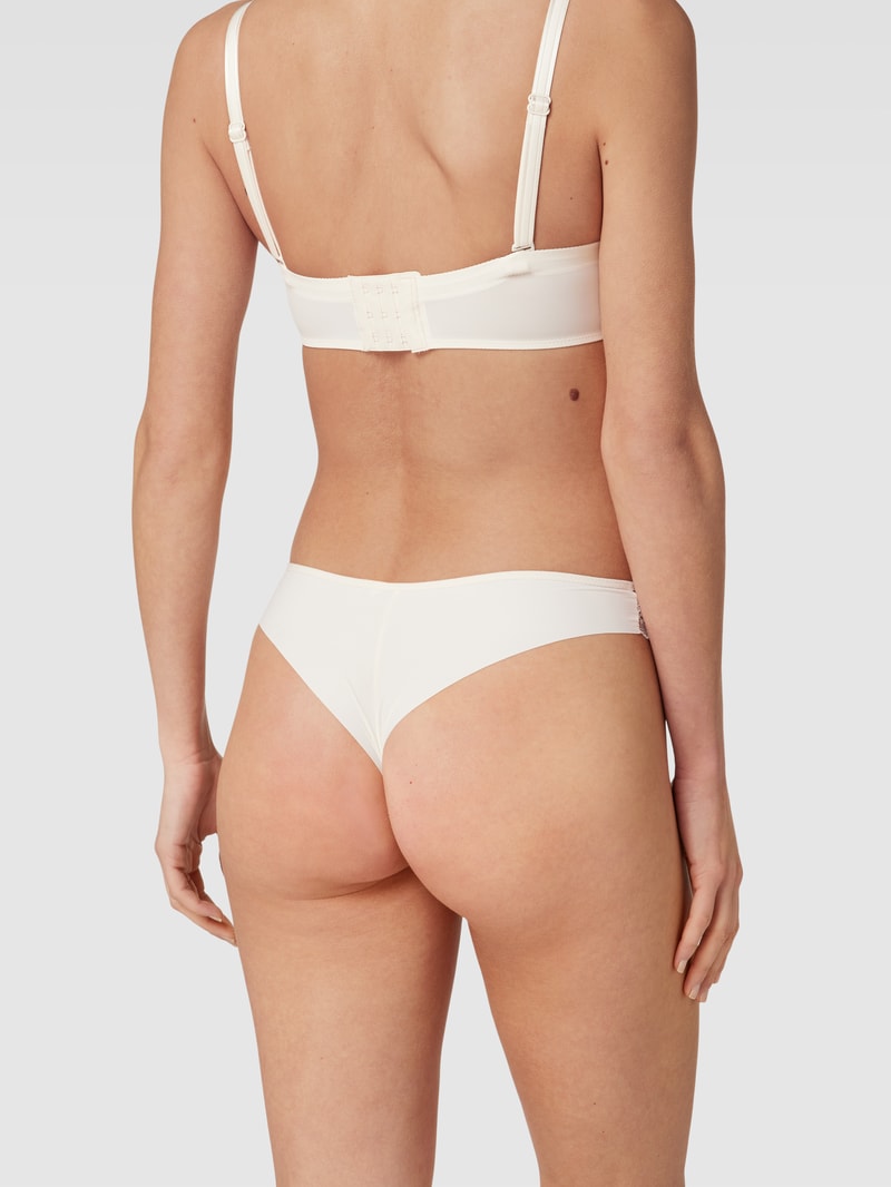 String mit Spitzenbesatz Modell 'Pila' in sand