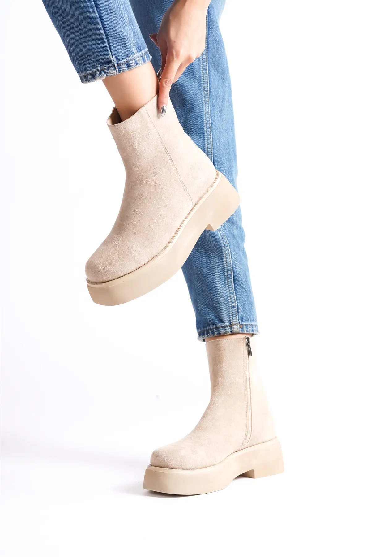 Capone Outfitters  Damenstiefel mit runder Spitze, seitlichem Reißverschluss und Trak-Sohle