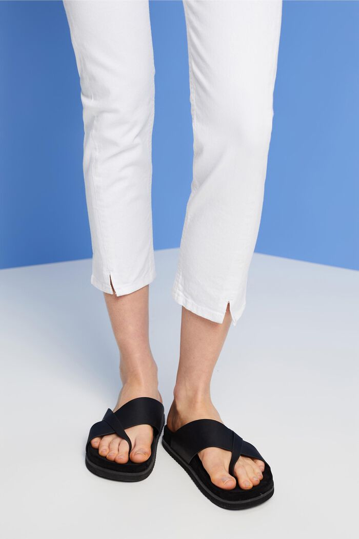 Verkürzte Stretch-Jeans mit Saumschlitzen